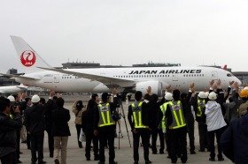 大勢の空港関係者がJALのボーイング787型機を見送った
