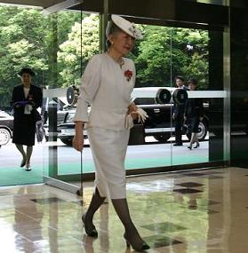 日本赤十字社の行事会場に入られる美智子皇后陛下（2008年撮影）