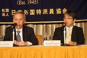 記者会見に臨む東京電力の広瀬直己社長（左）と松本純一原子力・立地本部長代理（右）