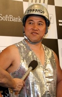 「直ぐに治して復活するぜぇ」とスギちゃん（2012年5月29日撮影）