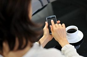 冬場の指にタッチパネルが反応しない　「スマホもATMもだめ」いったいなぜ？ 