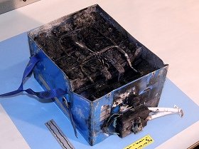 米ボストン空港でトラブルを起こしたJAL機に搭載されていたリチウムイオン電池。黒く焼損していることがわかる（米国家運輸安全委員会、NTSBウェブサイトから）