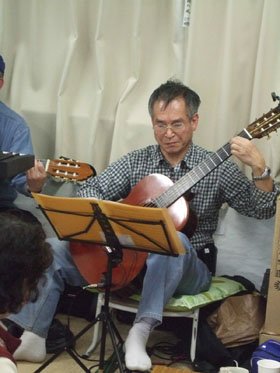 金崎さんは万感の思いを込めて「ふるさと」を演奏した＝釜石市鵜住居町の日向2A仮設団地で