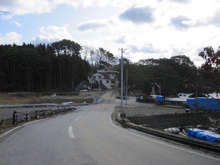 現在の碁石浜前（右側が海）