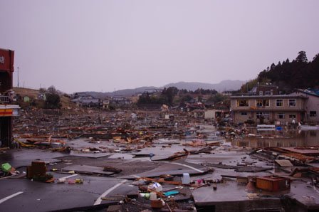震災直後の泊里地区（左側が海）　左端に見えるのは、ヤマザキショップ
