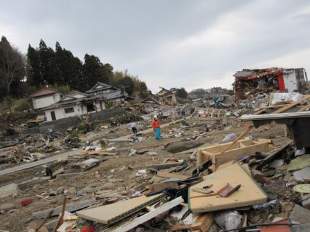 震災直後の西舘地区（右側が海）　右端はガソリンスタンド