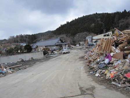 震災直後の細浦地区（手前が海、奥が細浦駅）