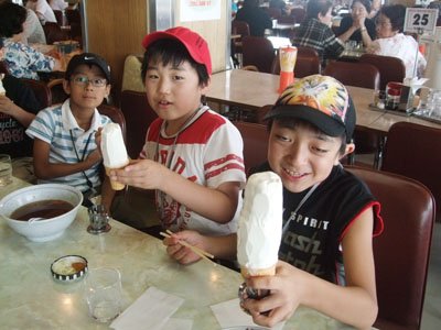 全国的にも有名な”割りばし”で食べる巨大ソフトクリームにみんなびっくり＝花巻市内のマルカンデパートで