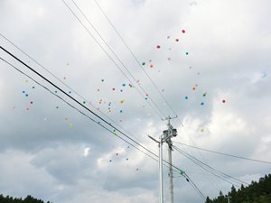 「亡くなった4人の生徒だけでなく、ここにいる人はみんな大切な誰かを失っています」と、田村先生。沢山の思いが詰まった風船が、陸前高田の空に舞い上がりました