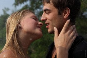 「キスまでする男友達がいる」　セフレならぬ「キスフレ」、若い女性に流行中!?