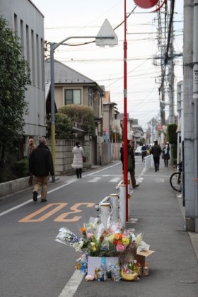 東京・吉祥寺の強盗殺人事件現場。多くの花が供えられ、テレビ局のクルーなどが複数撮影を行っていた