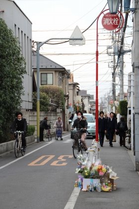 事件があった東京・吉祥寺の大正通り。現場には多くの花束が供えられている（1日撮影）