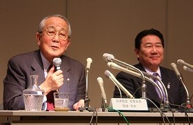 取締役を退任するJALの稲盛和夫名誉会長（左）。右は植木義晴社長