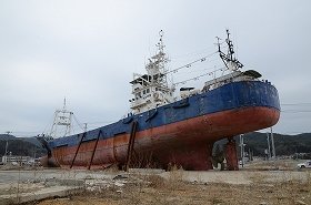 気仙沼に今も残る巨大漁船どうする　「震災の記念碑化」に市民戸惑い