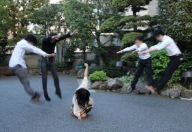 日本の女子高校生発「マカンコウサッポウ」　「吹っ飛ばされ写真」が世界的大流行