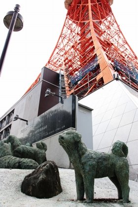 東京タワー下のタロ・ジロたち樺太犬15頭の像。移転先はどこになるのだろうか