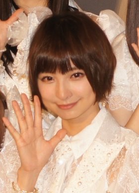 篠田麻里子さん。十分痩せて見えるが…（13年2月撮影）