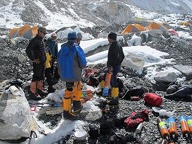 登山ルートにゴミ散乱、山頂付近は「大渋滞」　エベレスト登山者急増で深刻化する環境問題