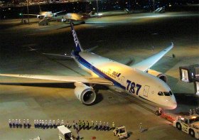 787運航再開初便を見送るANA関係者。6月1日未明、フランクフルトに向けて出発した