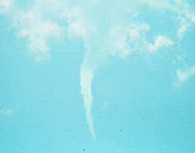 地震雲とされる雲のうち「竜巻型」と呼ばれるタイプのもの（写真中央）。雲の真下が震源地になるとされている