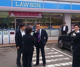 麻生副総理がローソン前でアイスを食べた？ 写真がネットに大量流出し大騒ぎに