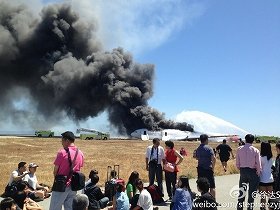 脱出時は「荷物持ち出し」御法度なのに･･･　アシアナ航空事故で「ルール破り」、批判続出