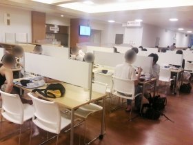 京大の生協食堂「ぼっち席」の様子。多くの学生たちがいるようだ（7月30日）