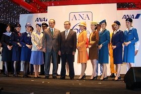 ANAは14年度からCAを正社員として採用する（写真は12年12月の歴代制服のファッションショー）
