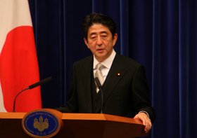 安倍首相の「名言」生み出すスピーチライター　元「日経ビジネス」記者が大活躍している