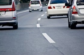 高速道路、下り右カーブ、追い越し車線停車の最悪状況　桜塚やっくん、どうすれば事故回避できたのか