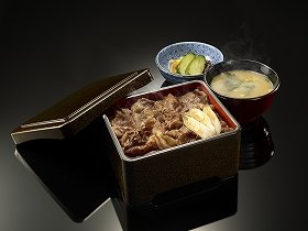 国会内の店舗だけで販売が始まった「牛重」（吉野家提供）。お新香とみそ汁がついて1200円だ