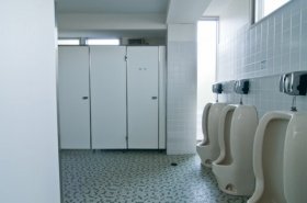学校のトイレは排便向きじゃない？（写真はイメージ）