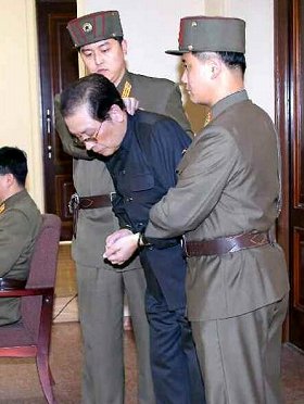 朝鮮中央通信が伝えた「処刑直前」の張成沢氏の姿。目元などにあざらしき変色が確認できる