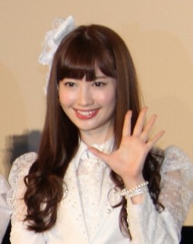 「ハート・エレキ」センターの小嶋陽菜さん（13年1月撮影）