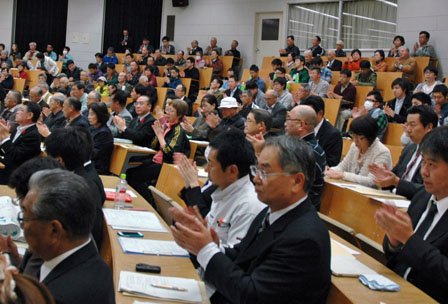 会場を埋めた参加者は復旧に向けた「決意宣言」を拍手で採択した