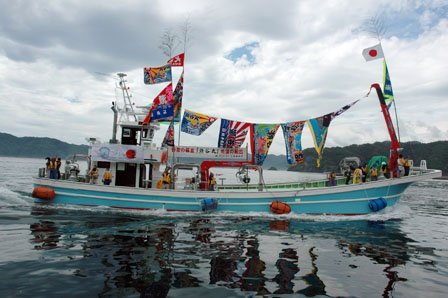 瀬谷丸は大漁旗をなびかせて大槌港に入港した＝2013年6月15日、大槌漁港