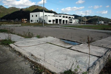 鵜住居地区防災センターは年内解体の方針が決まった＝2013年10月27日、釜石市鵜住居町