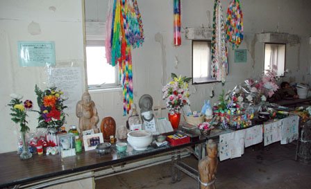 センター内の祭壇には遺族による献花が絶えることがない＝2013年10月27日