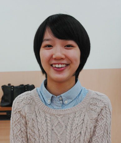 インタビューに答える臼澤美咲さん＝2013年10月14日、大槌町