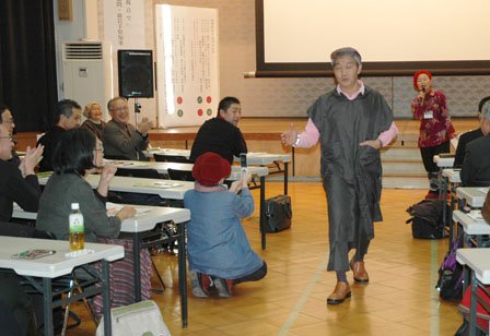 最後に男性も登場して拍手を浴びた＝2013年12月1日、大槌町中央公民館