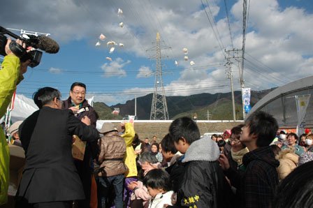 締めくくりには祭りにつきもののモチまきがあった＝2013年12月1日、大槌町の大槌川河川敷