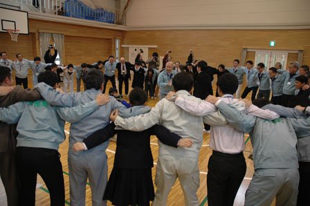大槌中生徒会による感謝する会では応援職員と生徒たちが円陣を組み「進め、大槌!」と気勢を上げた＝2013年12月13日、大槌町役場
