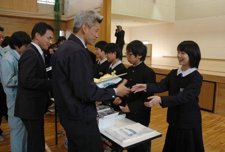 応援職員に色紙を贈呈する臼澤みさきさん（手前右）＝2013年12月13日、大槌町役場