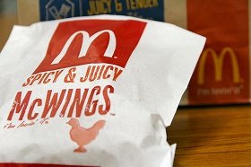 マクドナルド店頭から鶏肉商品消えた　入口に「お知らせ」、メニューに「品切れ」シール