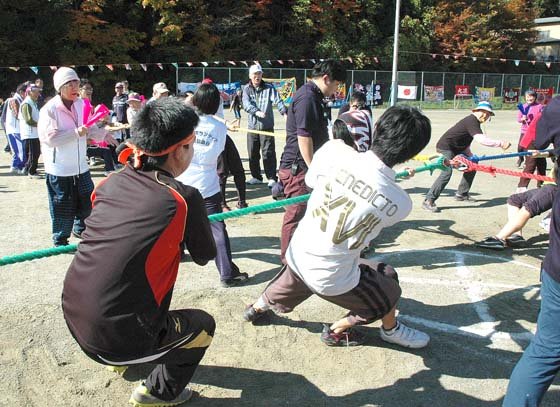 4チームによる「十字綱引き」＝2014年11月2日、大槌町の大槌小・中学校仮設グラウンド