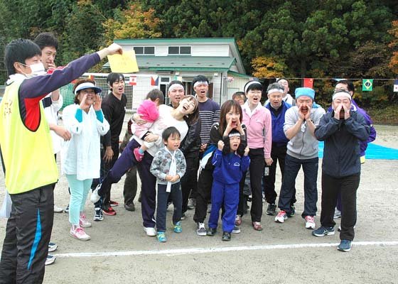 声の大きさを測定した「声出し合戦」＝2014年11月2日、大槌町の大槌小・中学校仮設グラウンド