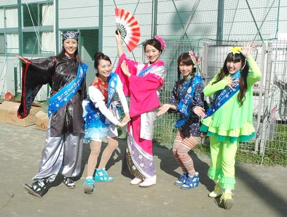 岩手をPRするために結成された「岩手まるごとおもてなし隊」＝2014年11月2日、大槌町の大槌小・中学校仮設グラウンド