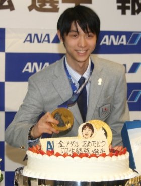 金メダル羽生選手がANAに凱旋　特製ケーキの出迎えに「すげー！」
