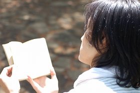 大学生「読書時間ゼロ」初の4割超え　本を買わず、電車内でスマホいじるばかり