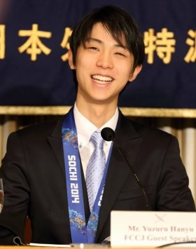 日本外国特派員協会で会見する羽生結弦選手。終始笑顔を見せていた